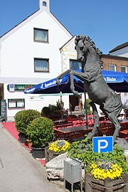 Draußen bäumt sich die Statue eines Schimmels auf (@Foto: Martin Schmitz)